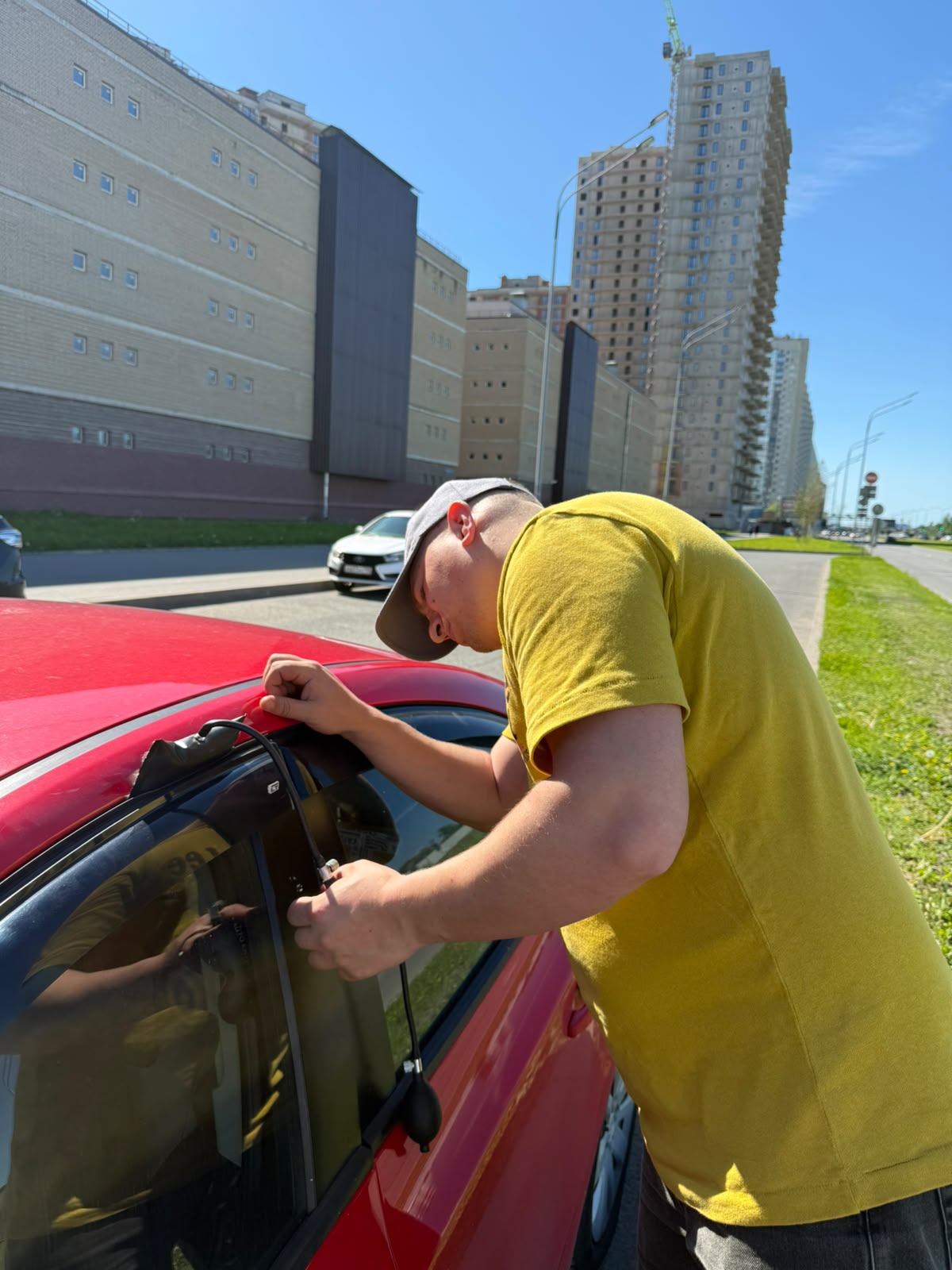 Аварийное вскрытие автомобиля мастером в Мга